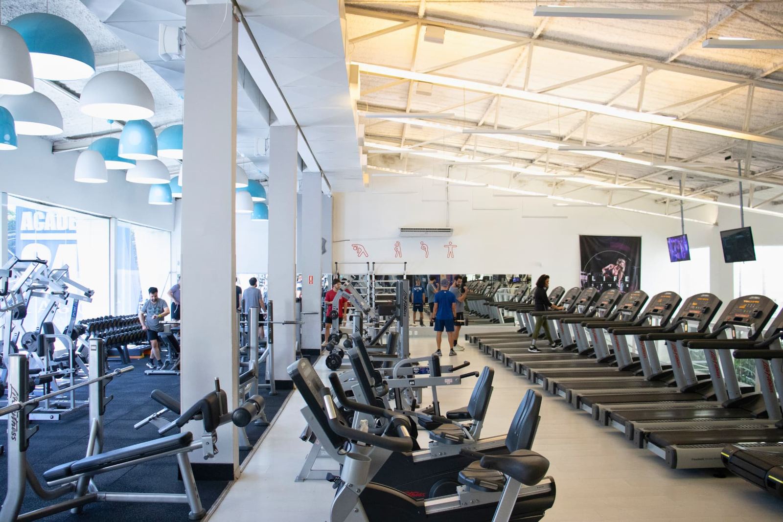 Área de musculação e cardio da 24 Health Club