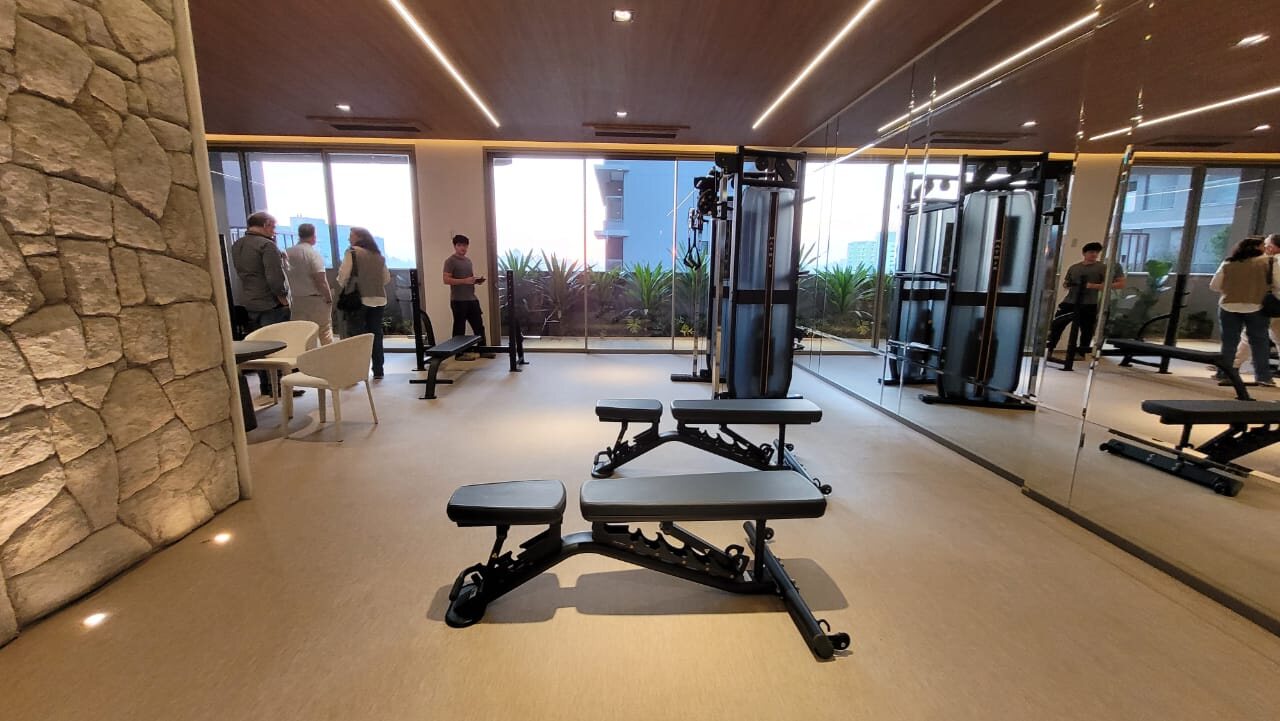 Área de alongamento e espelhos da academia da Casa Ibirapuera