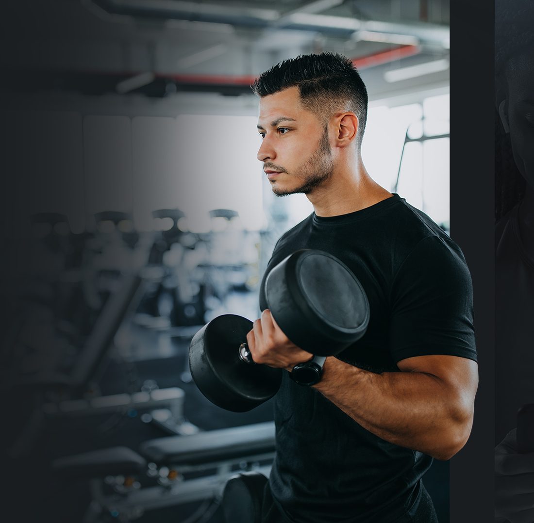 Pessoa treinando com halter em uma academia