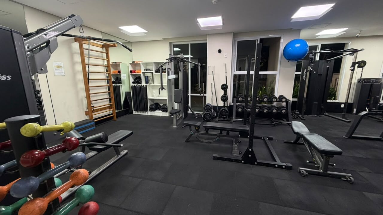 Área de musculação e acessórios da academia da Via Ibirapuera